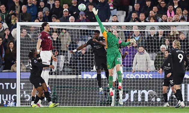 Sai lầm thủ môn Donnarumma trong trận đấu với West Ham