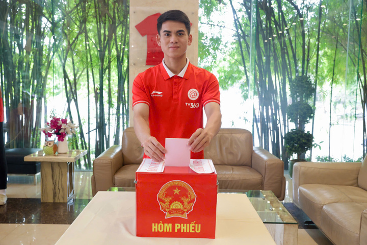Khuất Văn Khang và các cầu thủ Thể công Viettel bỏ phiếu tại địa điểm lưu trú