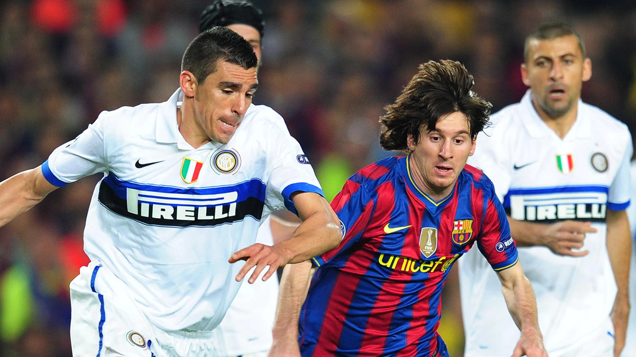 Messi bị ép biên, Xavi chỉ còn chuyền ngang. Messi bị ép biên, Xavi chỉ còn chuyền ngang.