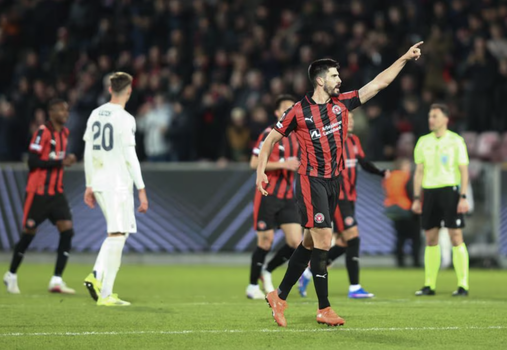 Martin Erlic ghi bàn cho Midtjylland