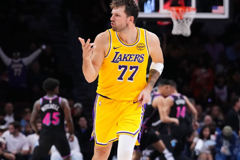 Luka Doncic tỏa sáng rực rỡ Luka Doncic ghi điểm xuất sắc