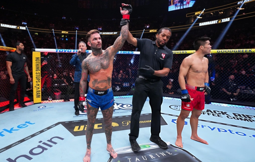 Việc bị trừ điểm khiến Xiao Long (đỏ) phải trả giá bằng thất bại trước Cody Garbrandt.