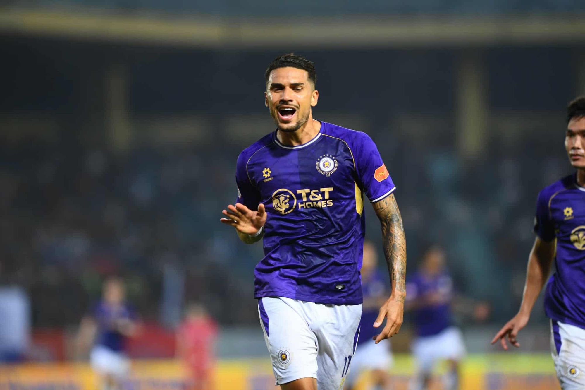 Hoàng Hên thực hiện thành công quả penalty