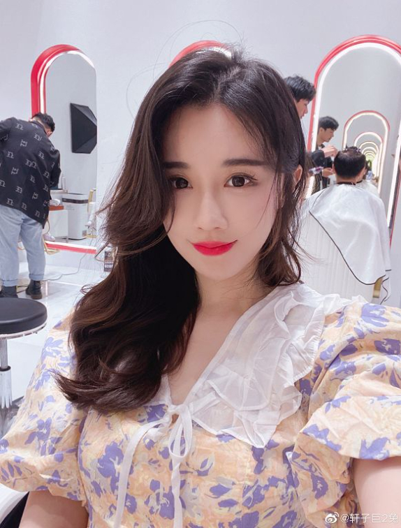 Nữ streamer gợi cảm thừa nhận vẫn độc thân, gây sốc khi tuyên bố đang 'lãng phí gen tốt của mình'