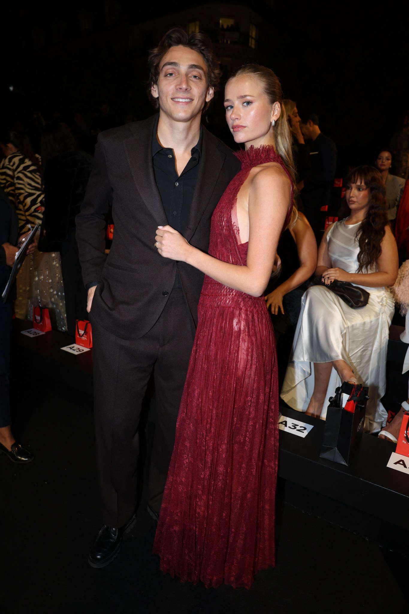 Armand Duplantis đã kết hôn với người mẫu Desiree Inglander Armand Duplantis bên cạnh người mẫu Desiree Inglander