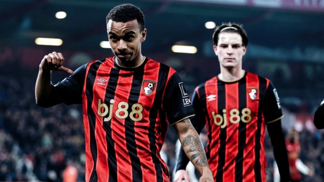 Junior Kroupi ghi bàn cho Bournemouth. Junior Kroupi ghi bàn cho Bournemouth.