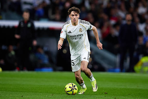 Thiago Pitarch thi đấu mờ nhạt