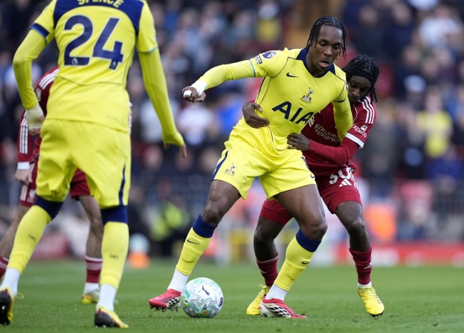 Liverpool và Tottenham thi đấu căng thẳng