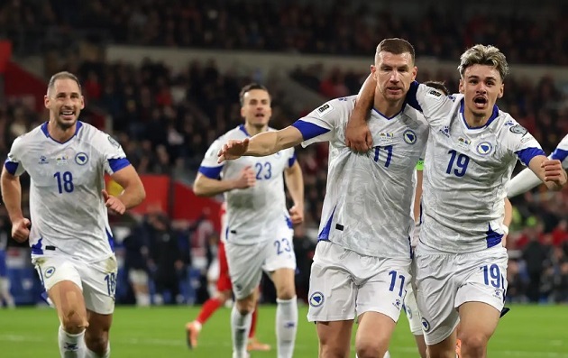 Dzeko vẫn là đầu tàu của Bosnia dù đã cao tuổi.