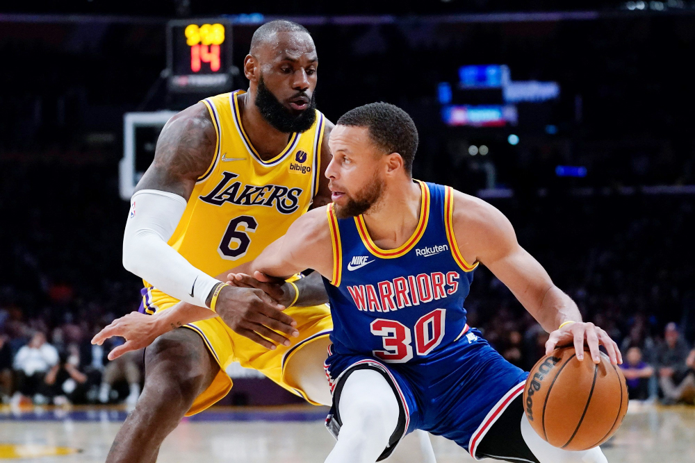 Golden State Warriors muốn chiêu mộ LeBron James về làm đồng đội của Stephen Curry LeBron James và Stephen Curry