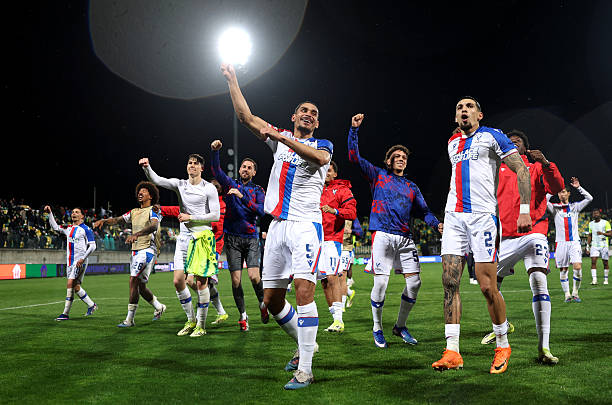 Crystal Palace gặp khó khăn ở hàng công dù đi tiếp