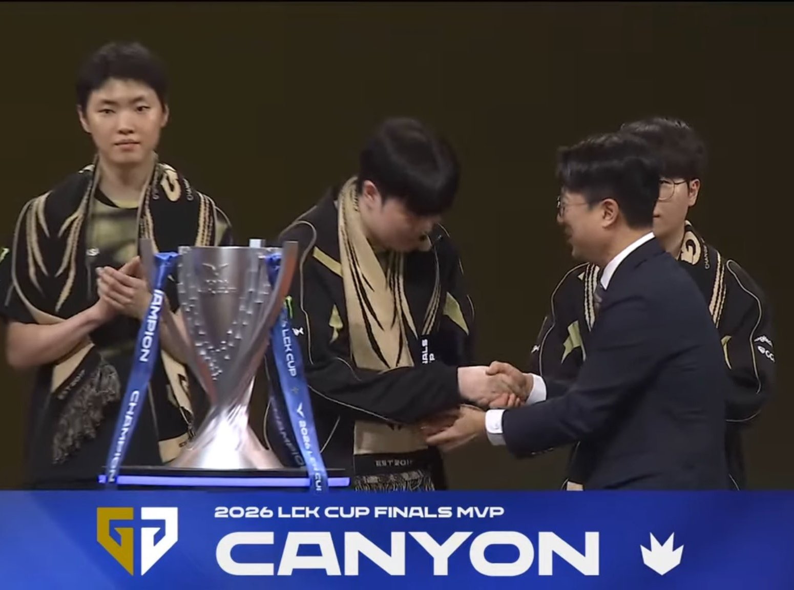 Anh còn là FMVP của chung kết tổng.