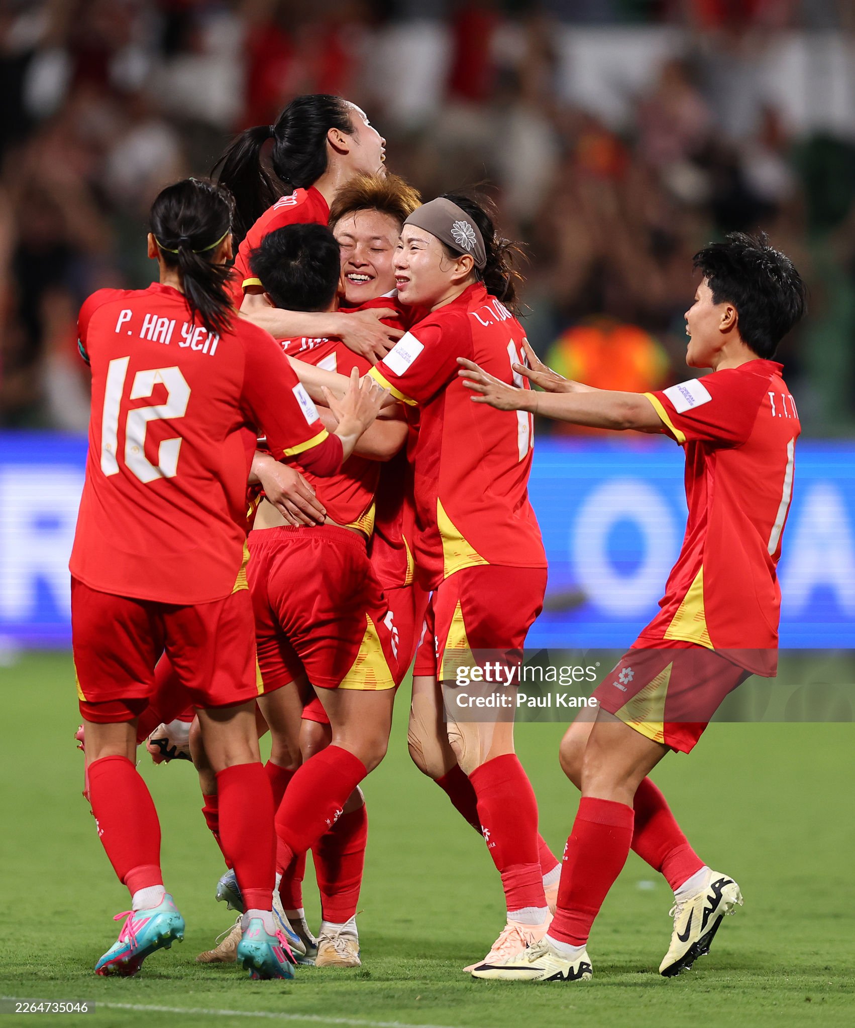 Niềm vui vỡ òa của các tuyển thủ Việt Nam khi Vạn Sự ghi bàn thắng quyết định ở phút 90+4.