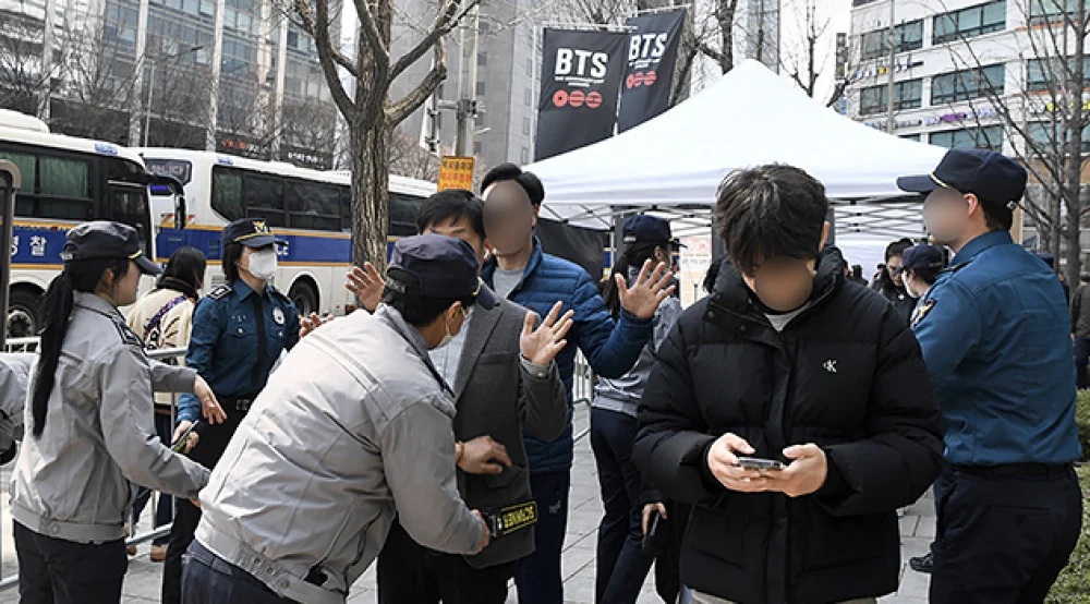 Cảnh sát chặn người mang dao, súng điện vì đêm nhạc BTS- Ảnh 1.