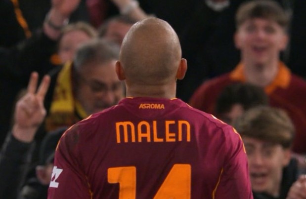 Malen ghi bàn cho Roma.