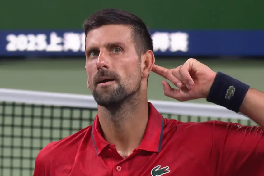 Djokovic nôn mửa, ngược dòng giành chiến thắng sau gần 3 giờ thi đấu - Ảnh 3. Djokovic ăn mừng chiến thắng