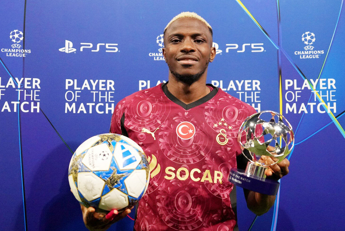 Victor Osimhen ăn mừng hat-trick tại Champions League