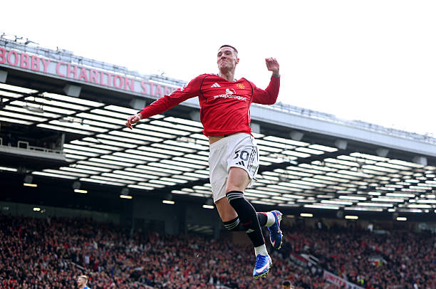 Benjamin Sesko ăn mừng bàn thắng