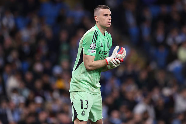 Thủ môn Lunin đối mặt áp lực lớn