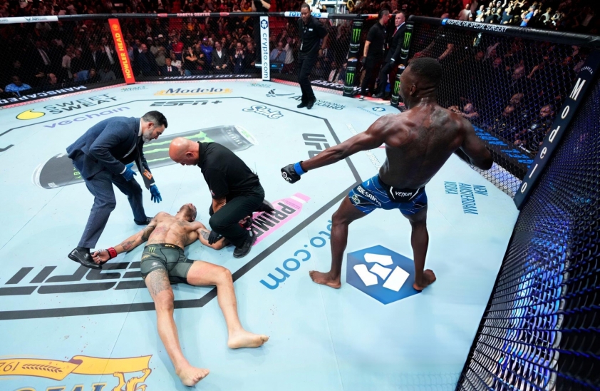 Cú knock-out và màn ăn mừng ngạo nghễ của Israel Adesanya trước Alex Pereira