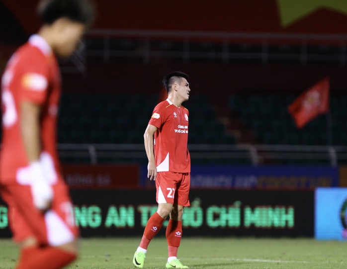 HLV Huỳnh Đức đang trao đổi chiến thuật cùng cầu thủ