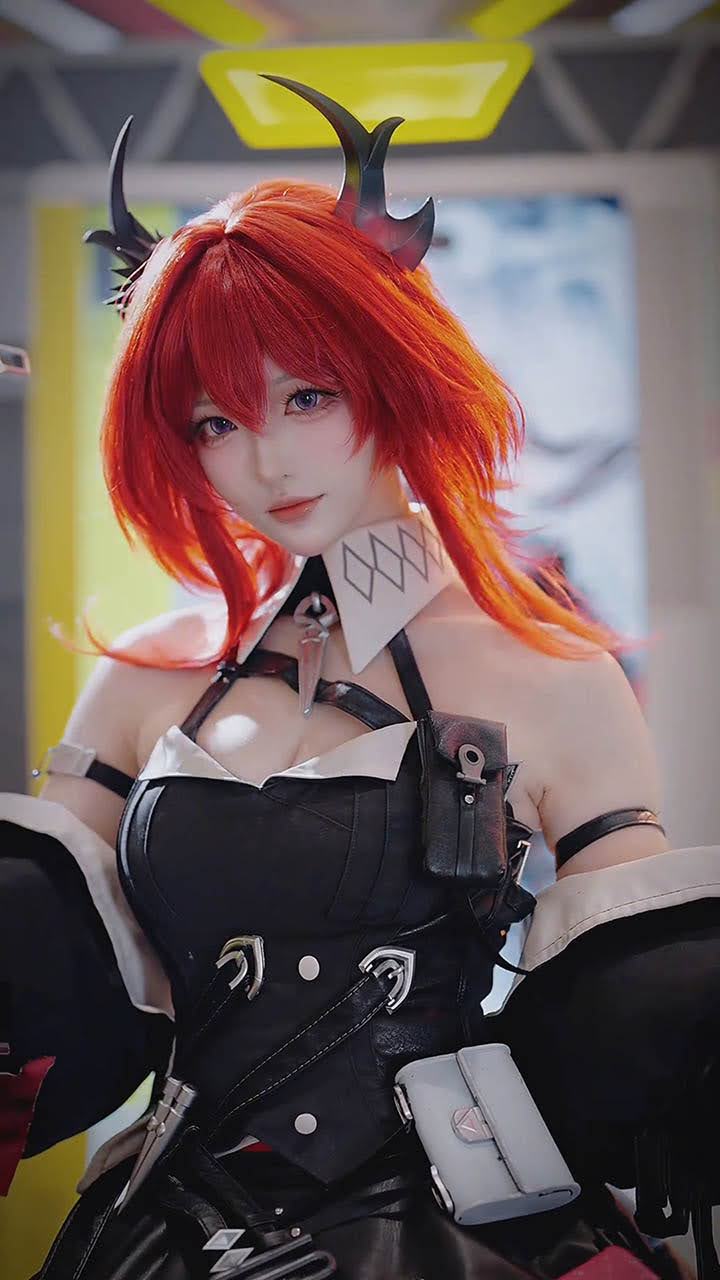 Coser mặc bộ giáp nghìn đô đi xem mắt Tiểu Nam Cung khoác chiến giáp Saber đi xem mắt