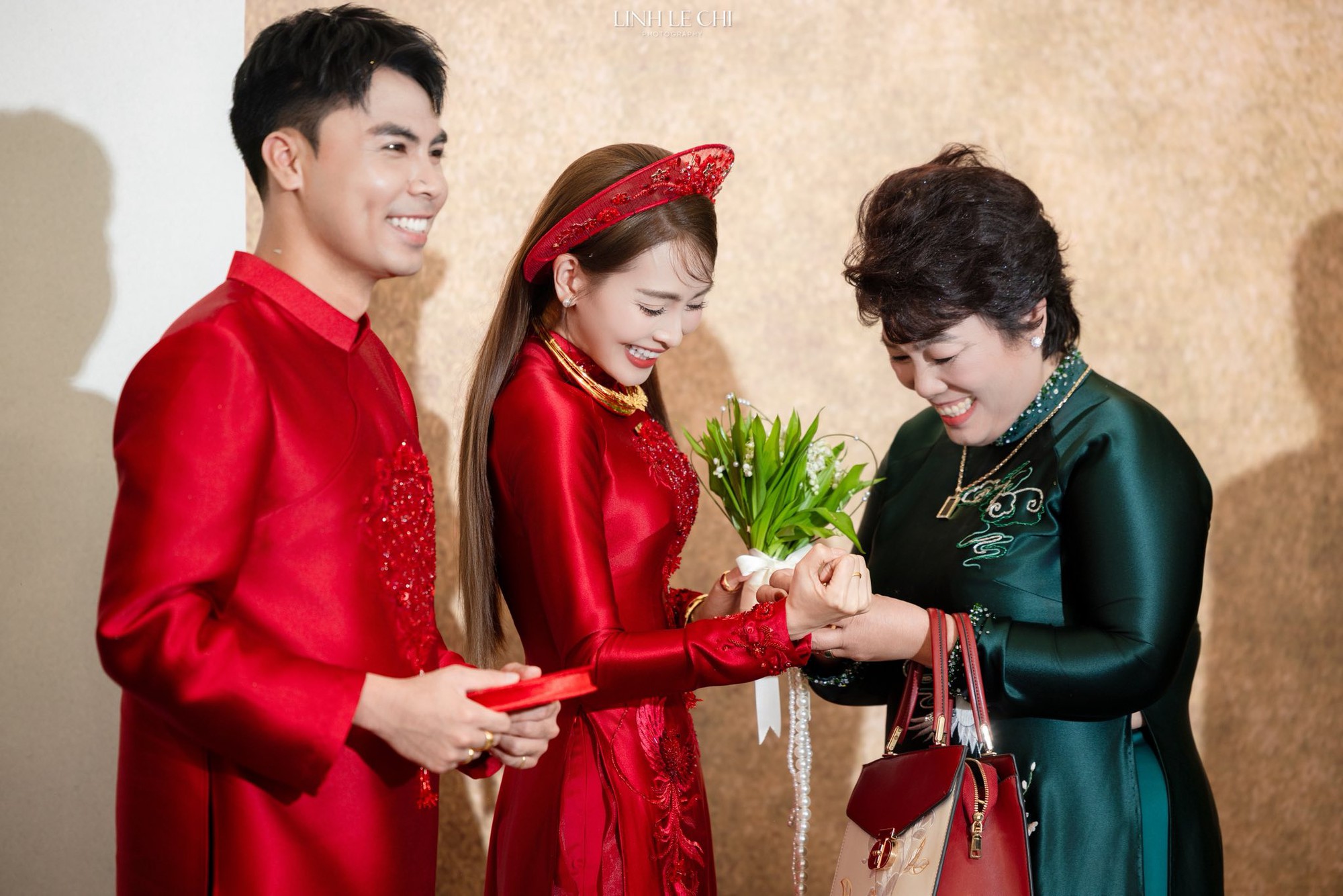 Mẹ chồng trao vàng cưới cho MC Huyền Trang