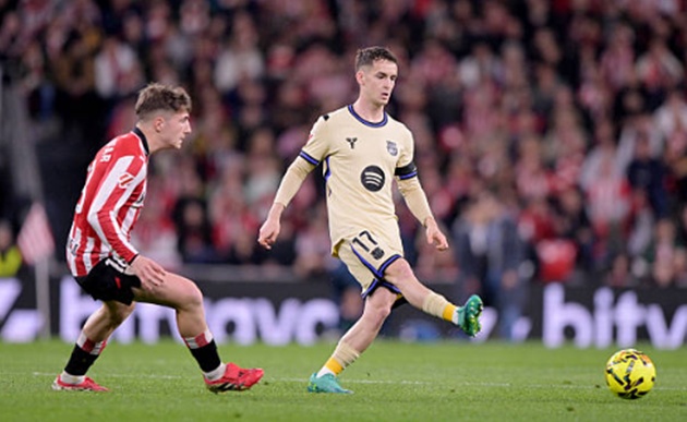 Marc Casado bọc lót khu trung tuyến