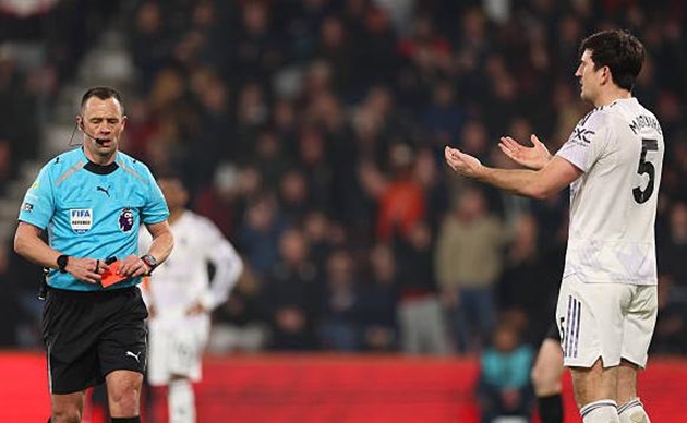 Harry Maguire nhận thẻ đỏ ảnh hưởng đến Man Utd