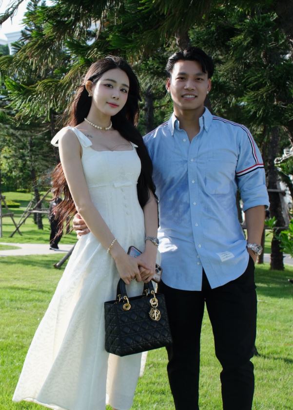 Văn Thanh và bạn gái thường xuyên chia sẻ hình ảnh thân mật