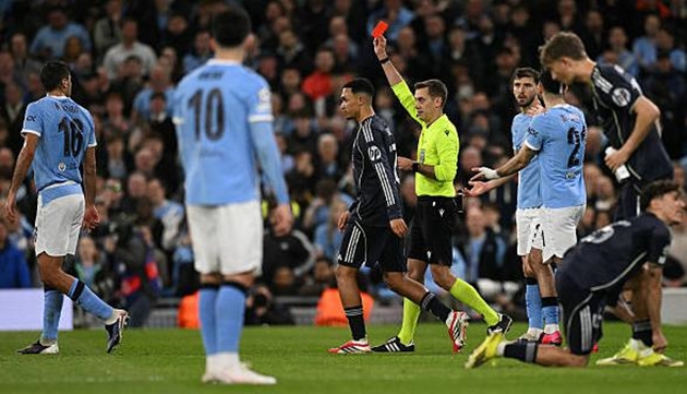 Thẻ đỏ ảnh hưởng đến cơ hội của Man City