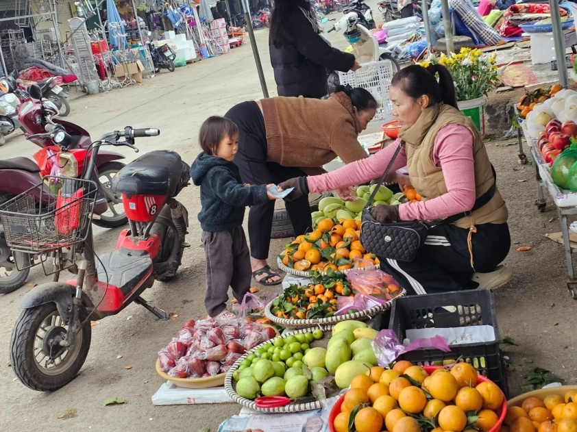 Thủ môn Cao Văn Bình được chào đón nồng nhiệt tại quê nhà 785249 Sạp trái cây của mẹ thủ môn Cao Văn Bình đông vui