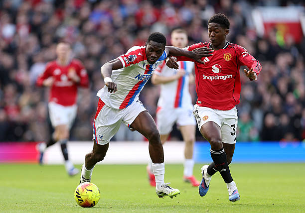 Kobbie Mainoo tranh bóng