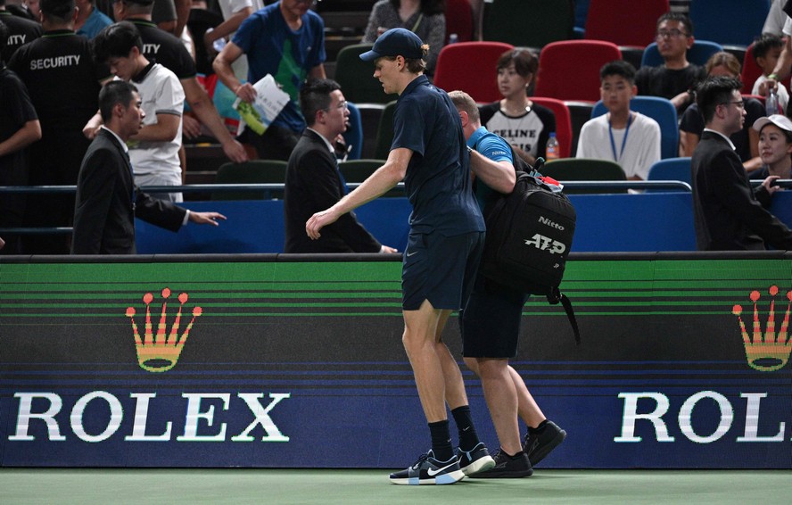 Sinner bước đi tập tễnh