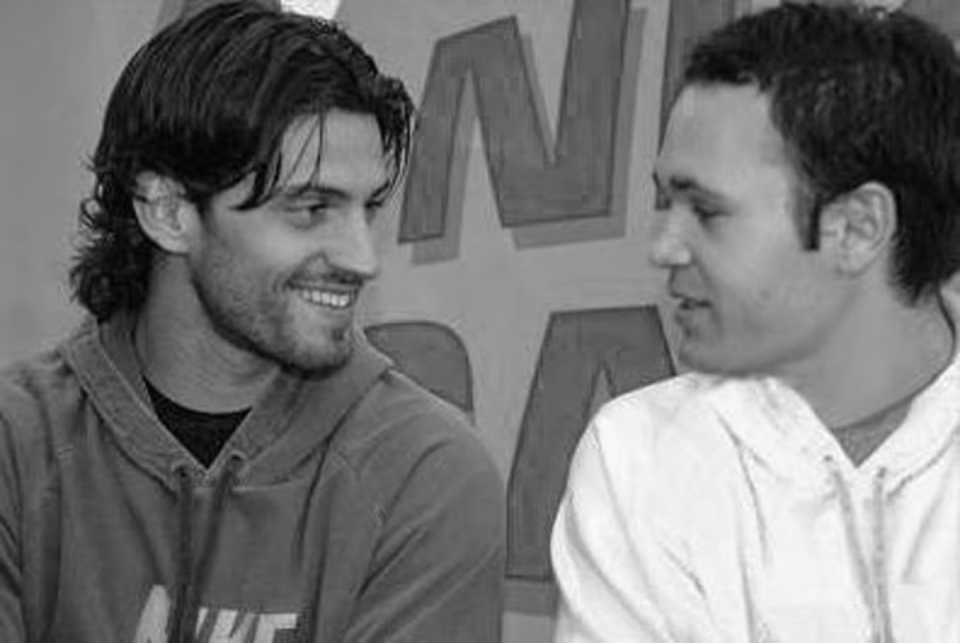 Nỗi đau mất Jarque phá vỡ thế giới Iniesta.