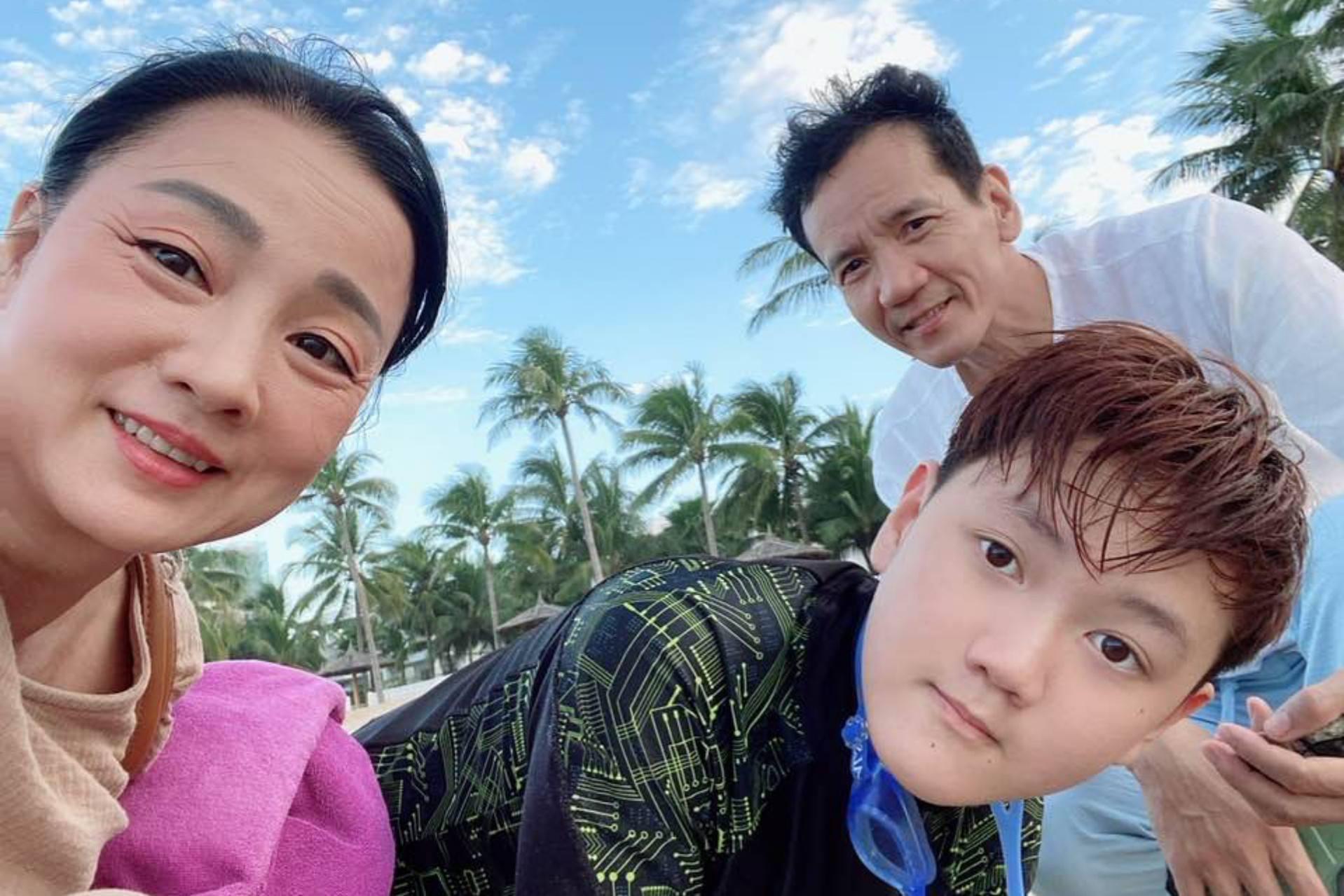 NSƯT Mỹ Duyên bên chồng và con trai