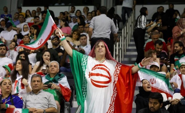 Cổ động viên Iran vui mừng khi đội nhà giành vé dự World Cup