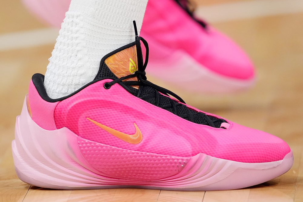 Chi tiết logo Nike Swoosh vàng metallic trên Nike Giannis Freak 8