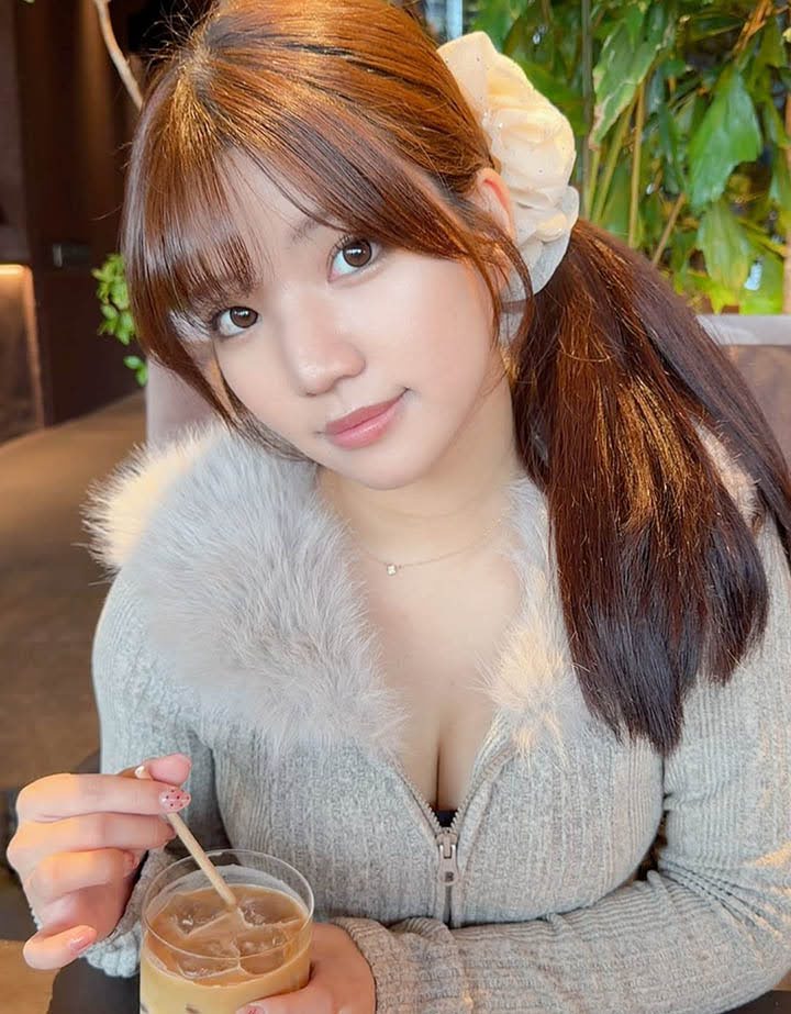 Làm clip nấu ăn, hot girl khiến cả trăm ngàn fan “xem không rời mắt”- Ảnh 2. Nhan sắc nóng bỏng của Mana Okite trong clip nấu ăn