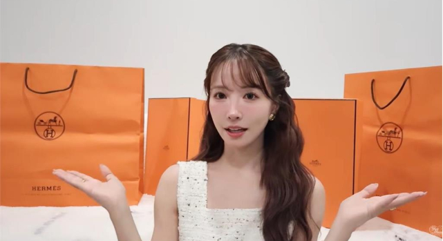 Yua Mikami tự thưởng cho bản thân bằng túi xách hàng hiệu Yua Mikami trong video đập hộp túi xách