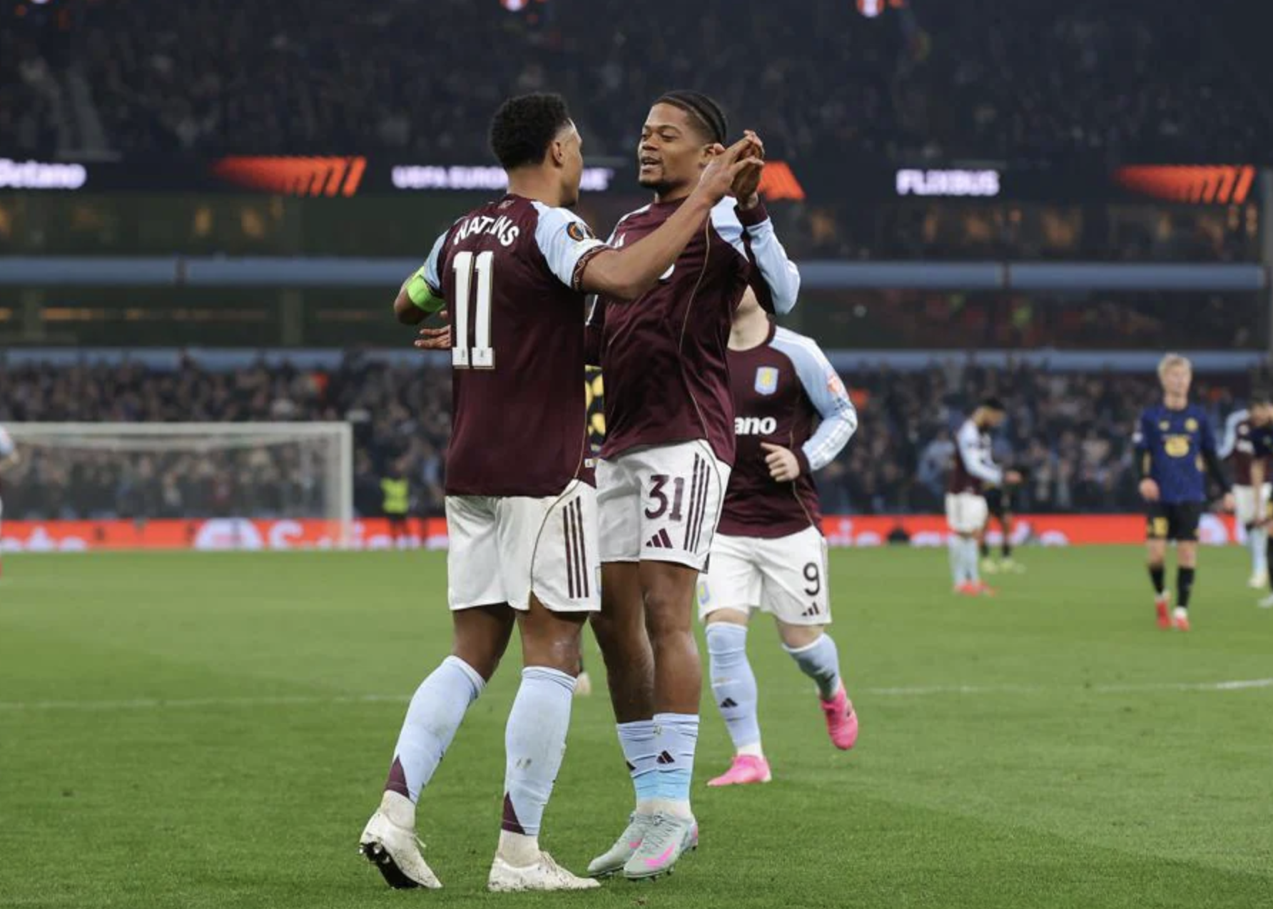 Leon Bailey ghi bàn cho Aston Villa