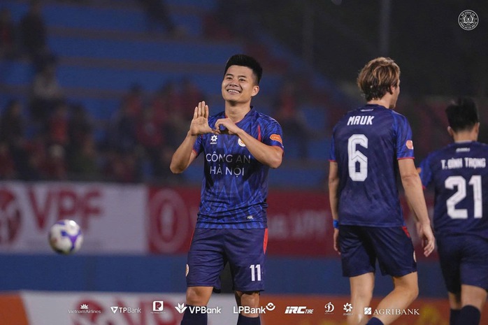 Vòng 16 V-League 2025-2026: Công an Hà Nội khẳng định vị thế anh cả - Bàn thắng siêu phẩm của Lê Phạm Thành Long Lê Phạm Thành Long tạo nên siêu phẩm bàn thắng ở đẳng cấp cao