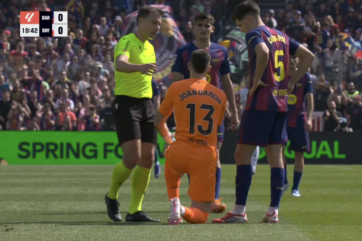 Garcia biểu hiện đau đớn trên sân