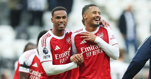 Gabriel ăn mừng cùng Saliba sau bàn thắng