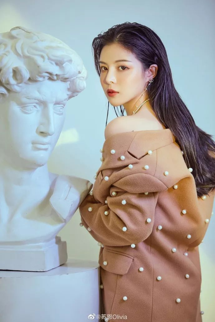 Hớ hênh khi phát sóng, nữ streamer gặp 