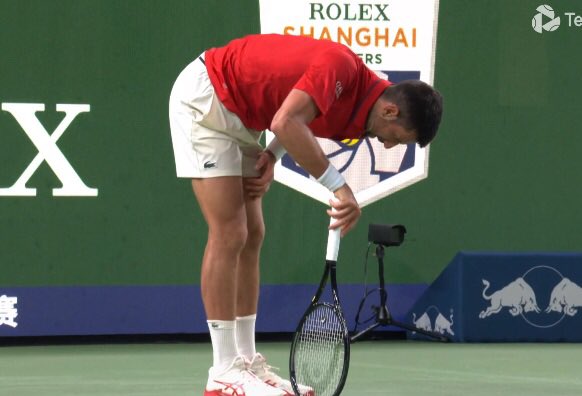 Djokovic nôn mửa, ngược dòng giành chiến thắng sau gần 3 giờ thi đấu - Ảnh 1. Djokovic gặp khó khăn về thể lực