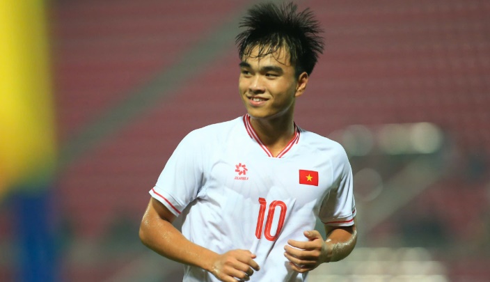 Công Phương điều phối bóng cho U23 Việt Nam