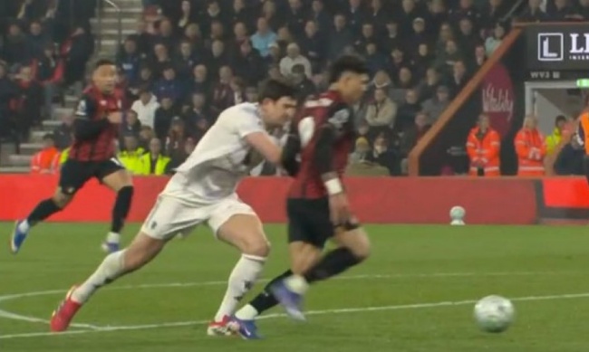 Tình huống dẫn đến thẻ đỏ của Maguire. Tình huống dẫn đến thẻ đỏ của Maguire.