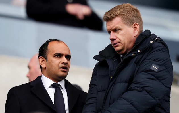 Người hâm mộ đang đổ lỗi cho Lange (phải) và Venkatesham (trái). Người hâm mộ đang đổ lỗi cho Lange (phải) và Venkatesham (trái).