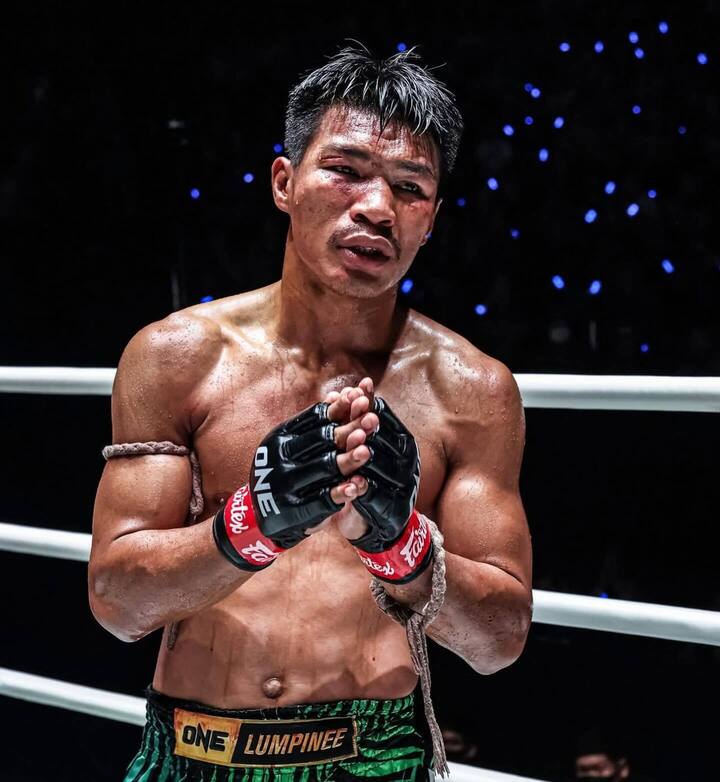 Apichat Farm nhận thưởng sau trận thắng